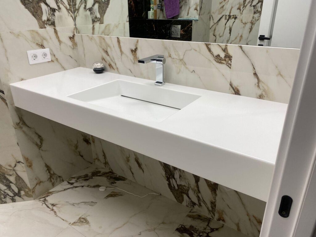 Подвесная столешница и щелевая раковина из искусственного камня в ванную комнату изготовлено в правила камня