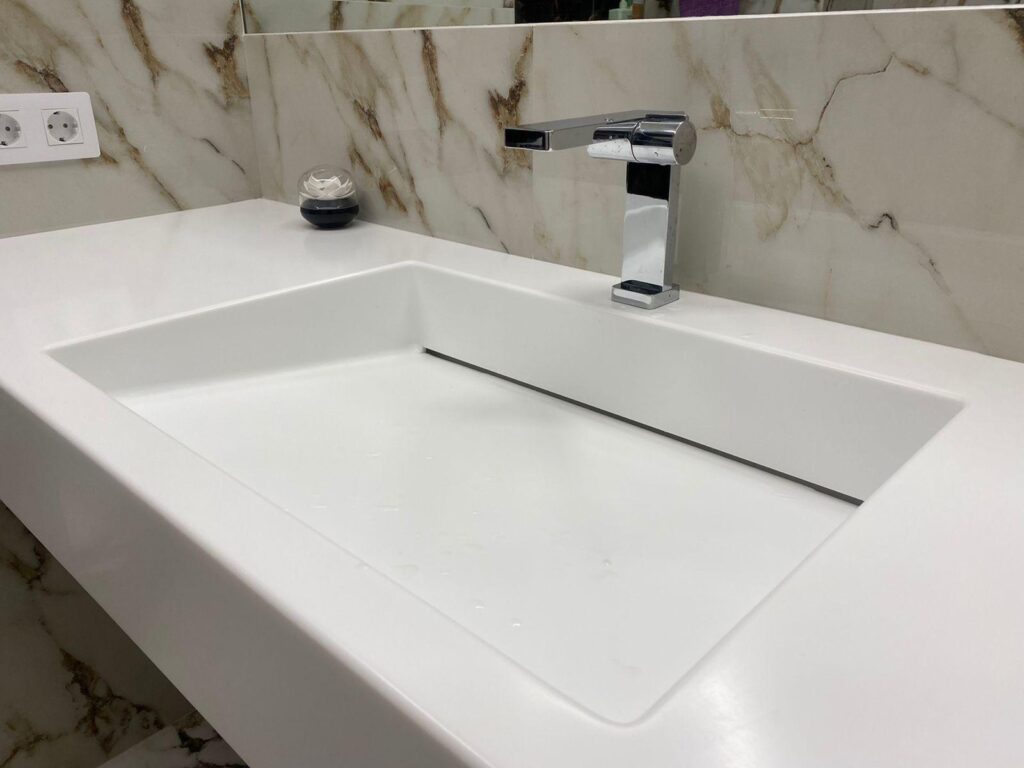 Подвесная столешница и щелевая раковина из искусственного камня в ванную комнату изготовлено в правила камня