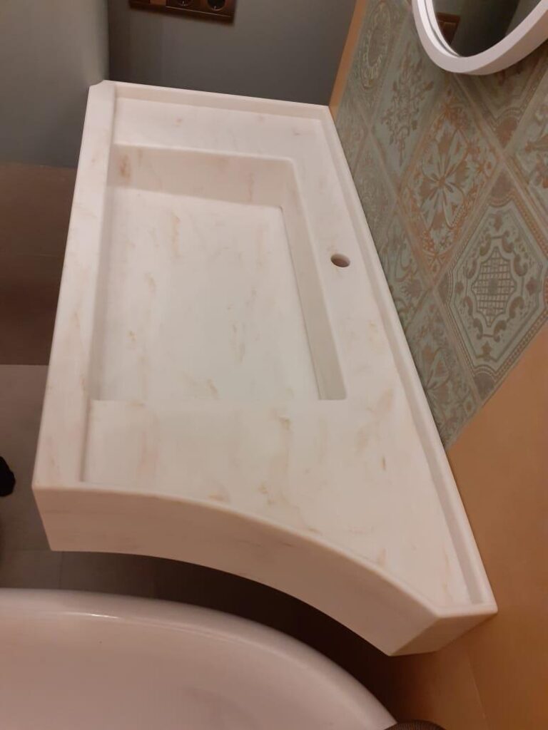 Столешница из искусственного камня по индивидуальному проекту и раковина для ванной комнаты изготовлено в правила камня