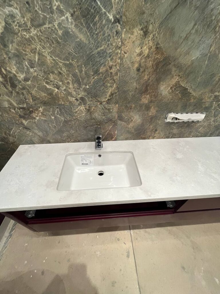 Столешница из кварцевого агломерата в ванную комнату изготовлено в правила камня