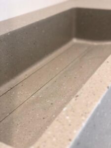 Столешница из искусственного камня и раковина с накладкой для ванной комнаты