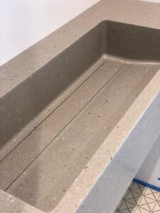 Столешница из искусственного камня и раковина с накладкой для ванной комнаты