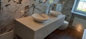 Столешница из искусственного камня с высокими бортами для ванной комнаты изготовлено в правила камня
