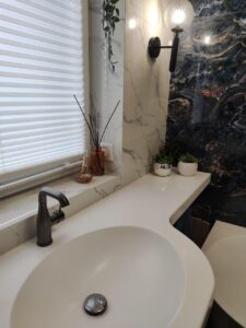 Столешница из искусственного камня с радиусным изгибом и раковина для ванной комнаты изготовлено в правила камня