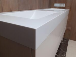 Столешница из искусственного камня с двумя раковинами для ванной комнаты изготовлено в правила камня