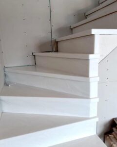 Лестницы из искусственного агломерата изготовлено в правила камня