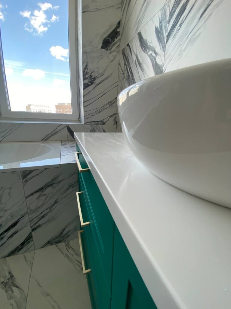 Столешницы из искусственного камня в ванную и прачечную комнату изготовлено в правила камня