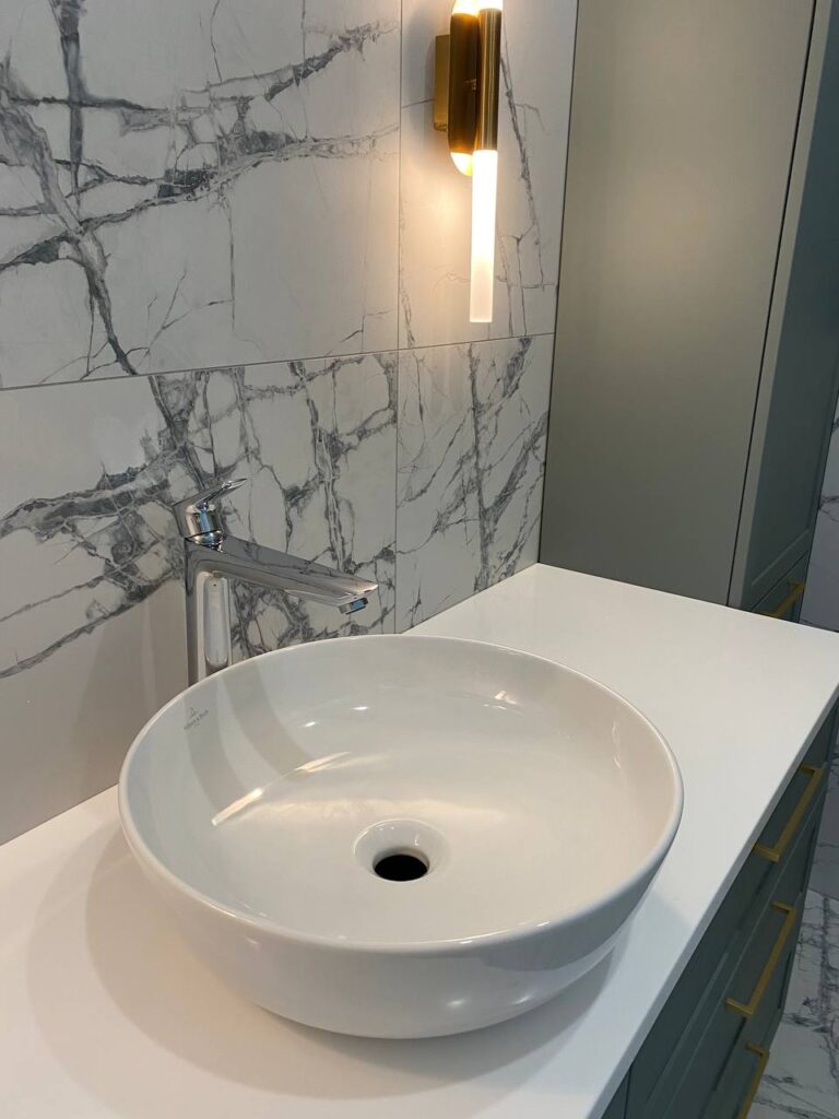 Столешницы из искусственного камня в ванную и прачечную комнату изготовлено в правила камня