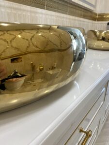 Столешница с фигурной кромкой в ванную из искусственного камня изготовлено в правила камня