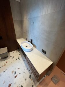 Столешница в ванную из кварцевого агломерата изготовлено в правила камня