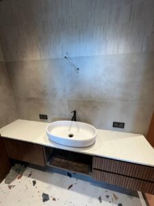 Столешница в ванную из кварцевого агломерата изготовлено в правила камня