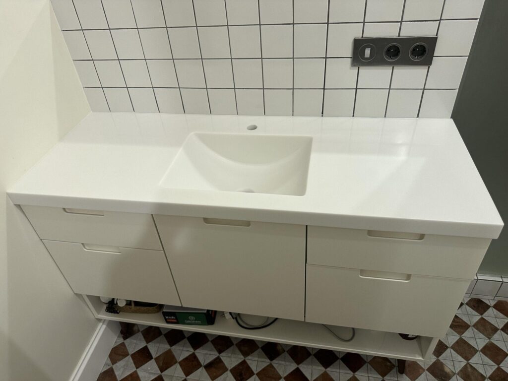 Каменная столешница для ванной комнаты с интегрированной раковиной-лодочкой изготовлено в правила камня